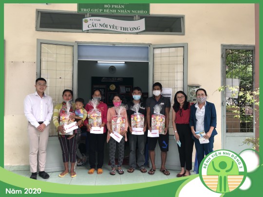 Phụ huynh của các em nhỏ và đại diện HELUKABEL Việt Nam Phụ huynh của các em nhỏ và đại diện HELUKABEL Việt Nam
