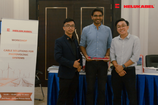 Anh Dương Mạnh Hà, Sales Representative của HELUKABEL Việt Nam, Anh Prasanna Jayaratnam, Branch Manager của công ty Krannich và Anh Bùi Hà Đông, Giám đốc phát triển kinh doanh của Công ty Krannich Solar Việt Nam (từ trái sang phải).