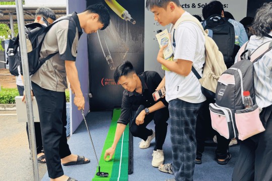 Chơi golf tại HELUKABEL Việt Nam ở HCMUTE Career Fair 2025 Chơi golf tại HELUKABEL Việt Nam ở HCMUTE Career Fair 2025
