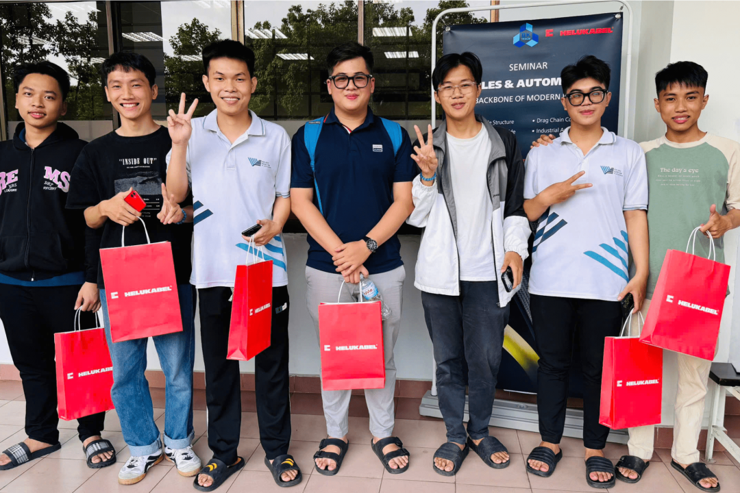 Nhóm sinh viên chụp hình lưu niệm Nhóm sinh viên chụp hình lưu niệm