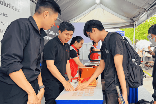 Chơi ghép cặp thẻ tại HELUKABEL Việt Nam ở HCMUTE Career Fair 2025 Chơi ghép cặp thẻ tại HELUKABEL Việt Nam ở HCMUTE Career Fair 2025