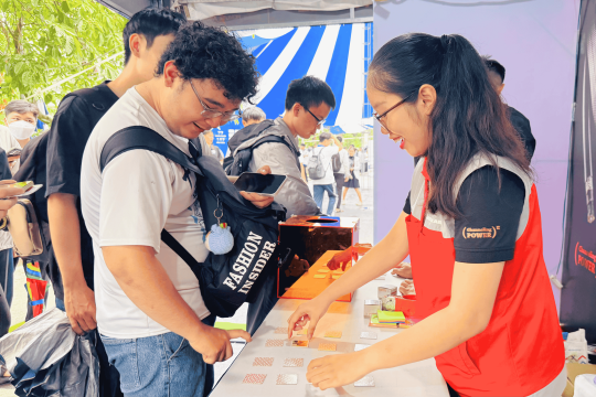 Chơi ghép cặp thẻ tại HELUKABEL Việt Nam ở HCMUTE Career Fair 2025 Chơi ghép cặp thẻ tại HELUKABEL Việt Nam ở HCMUTE Career Fair 2025