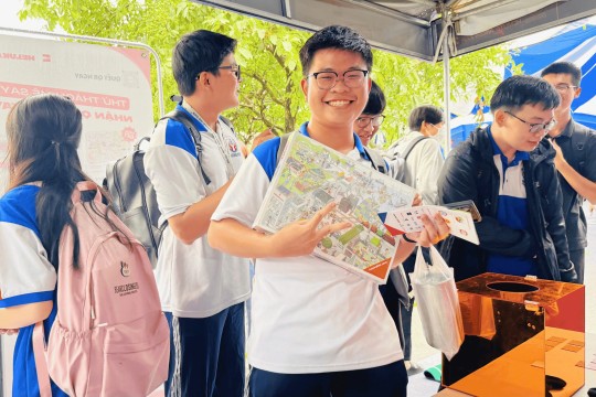 Các bạn sinh viên may mắn nhận được phần quà đặc biệt Các bạn sinh viên may mắn nhận được phần quà đặc biệt