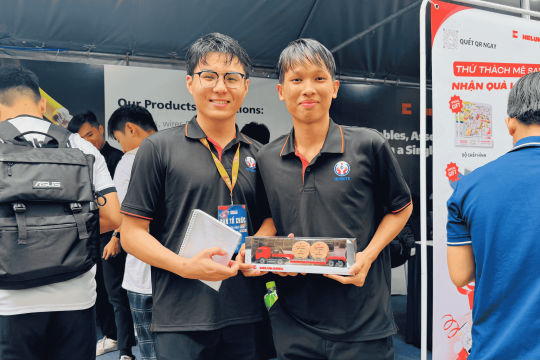 Các bạn sinh viên may mắn nhận được phần quà đặc biệt Các bạn sinh viên may mắn nhận được phần quà đặc biệt