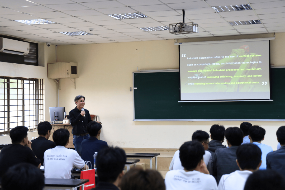 Ông Prapan Angsuthasawit – Tổng Giám đốc HELUKABEL Việt Nam, chia sẻ với các bạn sinh viên Ông Prapan Angsuthasawit – Tổng Giám đốc HELUKABEL Việt Nam, chia sẻ với các bạn sinh viên