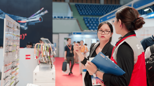 Sales tư vấn khách tại gian hàng Sales tư vấn khách tại gian hàng