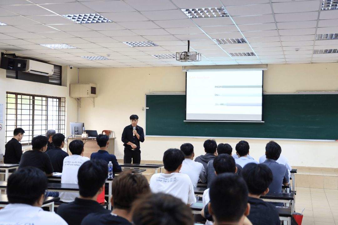 Anh Lê Trần Chinh – Trưởng phòng Kinh doanh HELUKABEL Việt Nam, đang giải thích về cấu trúc cáp Anh Lê Trần Chinh – Trưởng phòng Kinh doanh HELUKABEL Việt Nam, đang giải thích về cấu trúc cáp