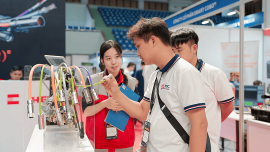 Sales trò chuyện với khách tại gian hàng Sales trò chuyện với khách tại gian hàng