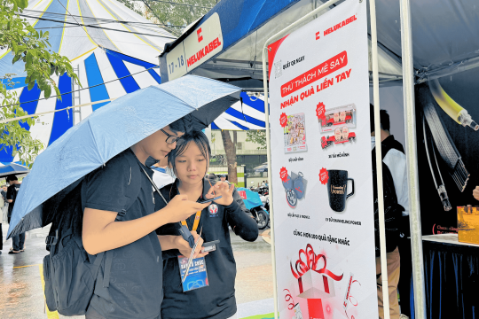 Các bạn sinh viên đăng ký tham gia mini game tại gian hàng của HELUKABEL Việt Nam Các bạn sinh viên đăng ký tham gia mini game tại gian hàng của HELUKABEL Việt Nam