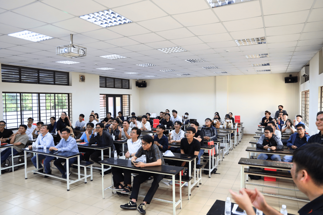 Các bạn sinh viên hào hứng trong phần quay số may mắn Các bạn sinh viên hào hứng trong phần quay số may mắn