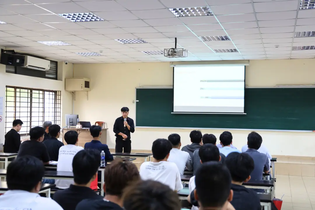 Anh Lê Trần Chinh – Trưởng phòng Kinh doanh HELUKABEL Việt Nam, đang giải thích về cấu trúc cáp Anh Lê Trần Chinh – Trưởng phòng Kinh doanh HELUKABEL Việt Nam, đang giải thích về cấu trúc cáp