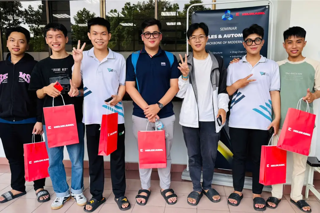 Nhóm sinh viên chụp hình lưu niệm Nhóm sinh viên chụp hình lưu niệm