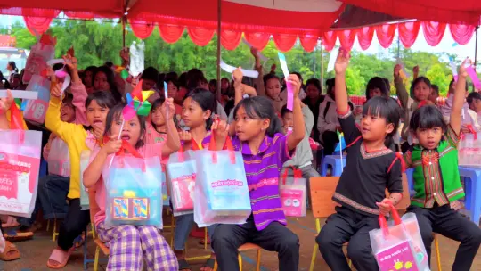 Những phần quà dụng cụ học tập cho các em học sinh Những phần quà dụng cụ học tập cho các em học sinh