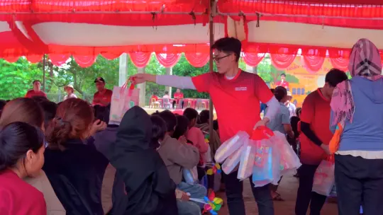 Những phần quà hấp dẫn cho các em Những phần quà hấp dẫn cho các em