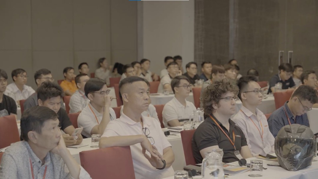 Người tham dự theo dõi bài thuyết trình của ông Martin. Người tham dự theo dõi bài thuyết trình của ông Martin.