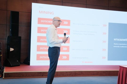 Ông Oliver tại buổi hội thảo với chủ đề “HELUPOWER Reelability”. Ông Oliver tại buổi hội thảo với chủ đề “HELUPOWER Reelability”.