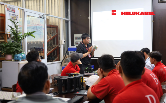 Mr. Le Tran Chinh - Sales Manager of HELUKABEL Vietnam is introducing accessory products that support effective electrical connection.