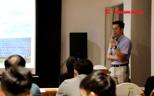 Anh Joseph Yang, Director của công ty Stäubli (chi nhánh Đài Loan) đang chia sẻ về các kiến thức kỹ thuật và nguyên nhân dẫn đến các sự cố nguy hiểm trong hệ thống quang năng.