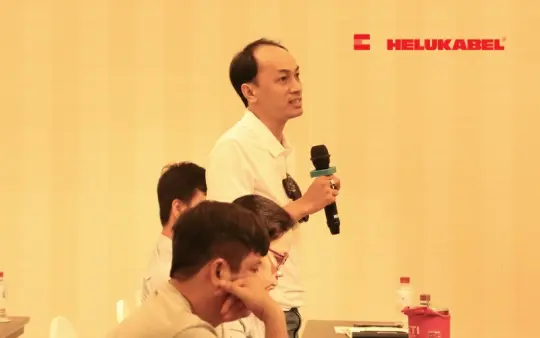 Anh Hồ Tuy Nhân, khách mời tham gia chương trình đặt câu hỏi trong phần trình bày của anh Dương Mạnh Hà, Sales Engineer của HELUKABEL Việt Nam.