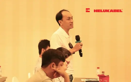 Mr. Ho Tuy Nhan, a participant, asked questions during the presentation of Mr. Duong Manh Ha, Sales Engineer of HELUKABEL Vietnam. Mr. Ho Tuy Nhan, a participant, asked questions during the presentation of Mr. Duong Manh Ha, Sales Engineer of HELUKABEL Vietnam.