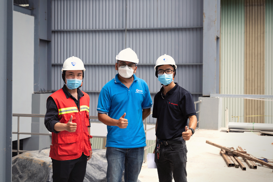 Từ trái qua phải: Anh Nguyễn Đăng Khôi, kỹ sư cơ khí của Công ty TNHH-MTV kỹ thuật cơ điện Đông Nam Á, người tư vấn thiết kế cho dự án; Anh Samarth Solanki, M&E Expert của công ty ESTEC và Anh Dương Mạnh Hà, Sales Engineer của HELUKABEL Việt Nam.