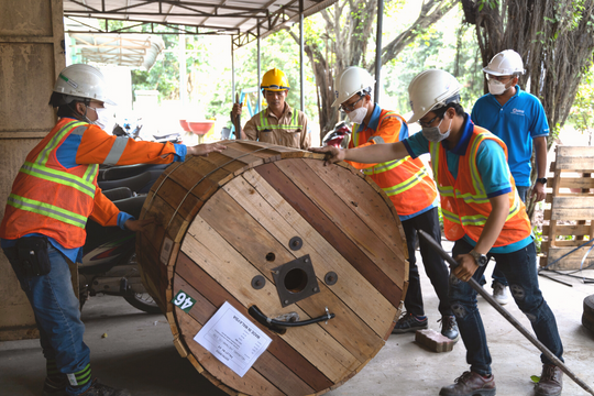 Power cables are moved to the project's warehouse.