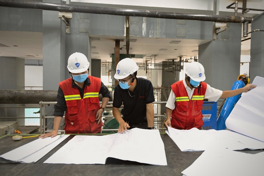 Mr. Duong Manh Ha, Mr. Nguyen Dang Khoi, and another engineer to discuss the project.