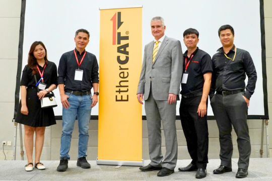 Mr. Martin Rostan, Executive Director of EtherCAT Technology Group (gray vest), Mr. Prapan Angsuthasawit, General Director of HELUKABEL Vietnam (second place, black shirt, from left to right) and engineers of HELUKABEL Vietnam.