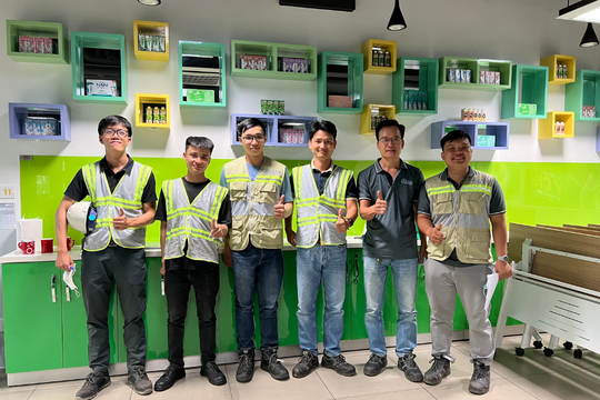 Mr. Do Minh Toan (from right to left, third person) and his colleagues in consulting projects on automation solutions for factories (Source: Lean Company).