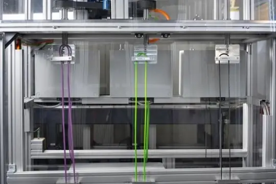 This is a twisting and bending test with a special cable chain that simulates the impact of loads in high dynamic applications