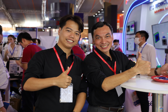 Nguyen Quoc Doanh, Sales Engineer of HELUKABEL Vietnam and Tran Tien Khuong Duy, Sales Manager of HELUKABEL Vietnam (from left to right).